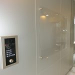大田区北千束：集合住宅の掲示板として透明アクリル板設置