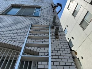 新宿区三栄町：医院の看板撤去・原状回復